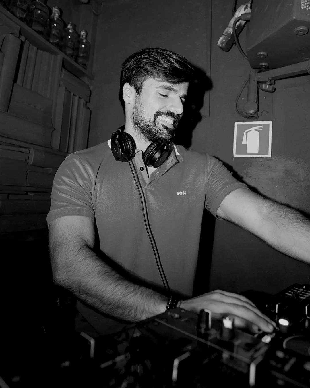 Equipa Right On Events na cabine de DJ durante um casamento