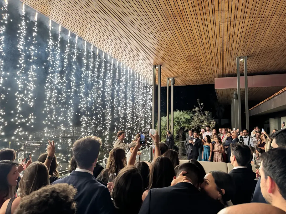 DJ Right On Events com a pista de dança cheia num casamento numa quinta no Norte de Portugal